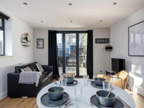 Pass the Keys Modern and Bright Home Minutes From Central London